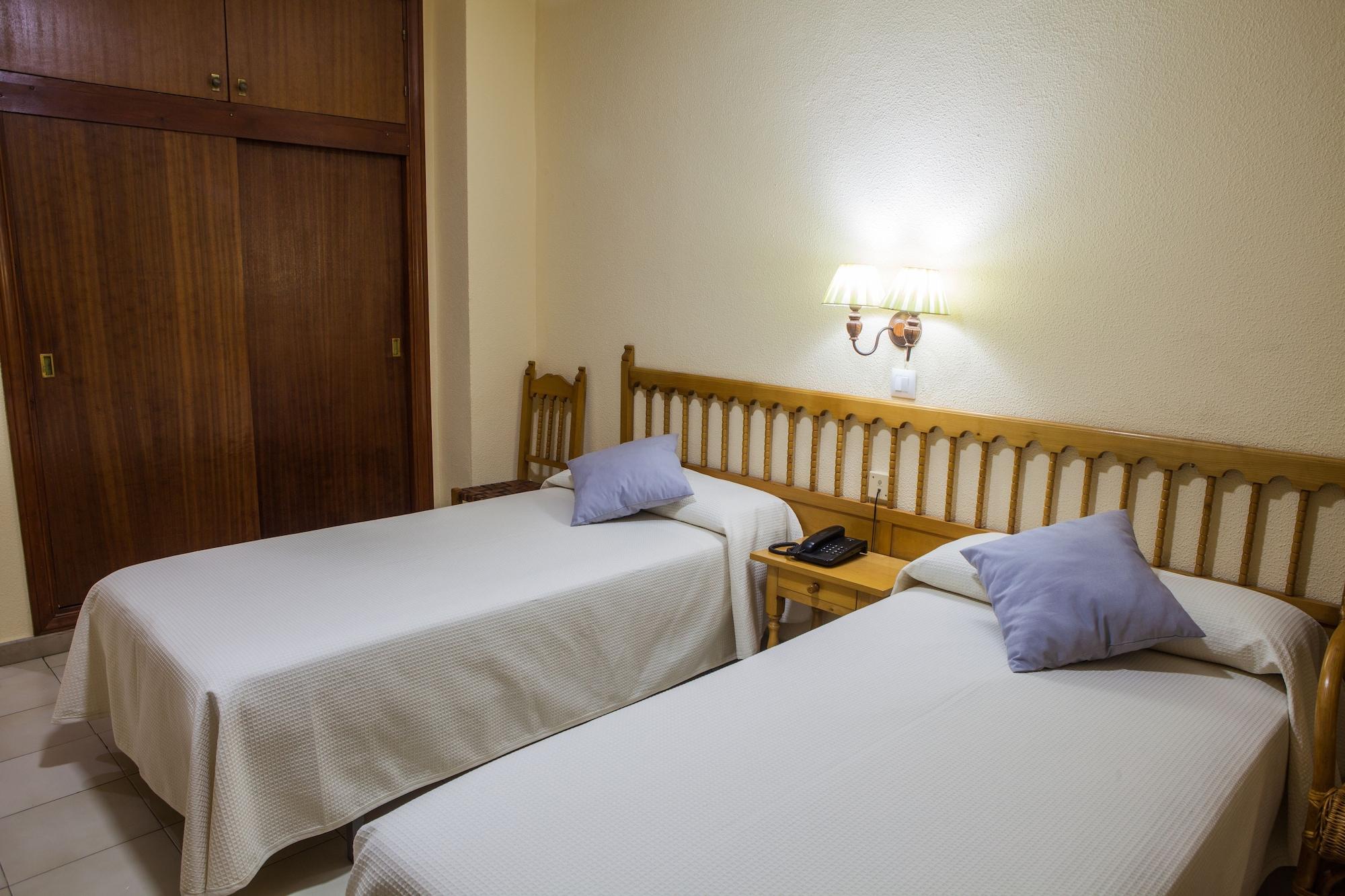 Hotel Tres Jotas Conil โกนิล เด ลาฟรอนเตรา ภายนอก รูปภาพ