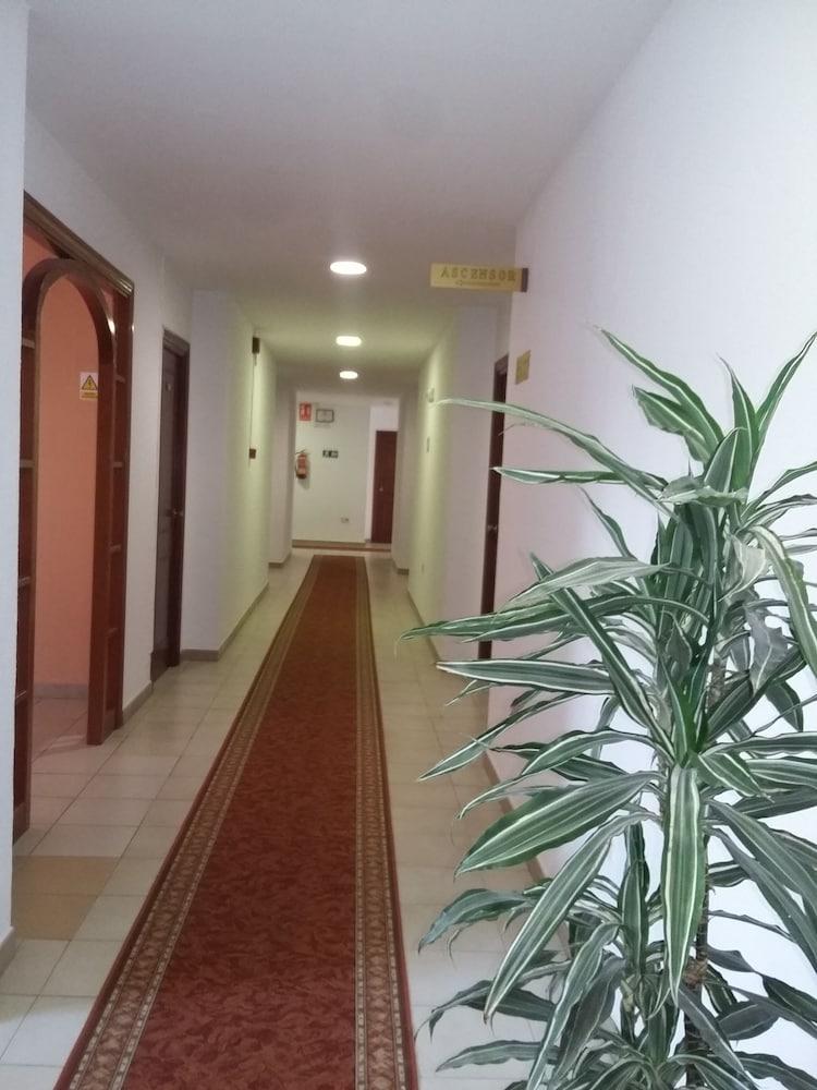 Hotel Tres Jotas Conil โกนิล เด ลาฟรอนเตรา ภายนอก รูปภาพ