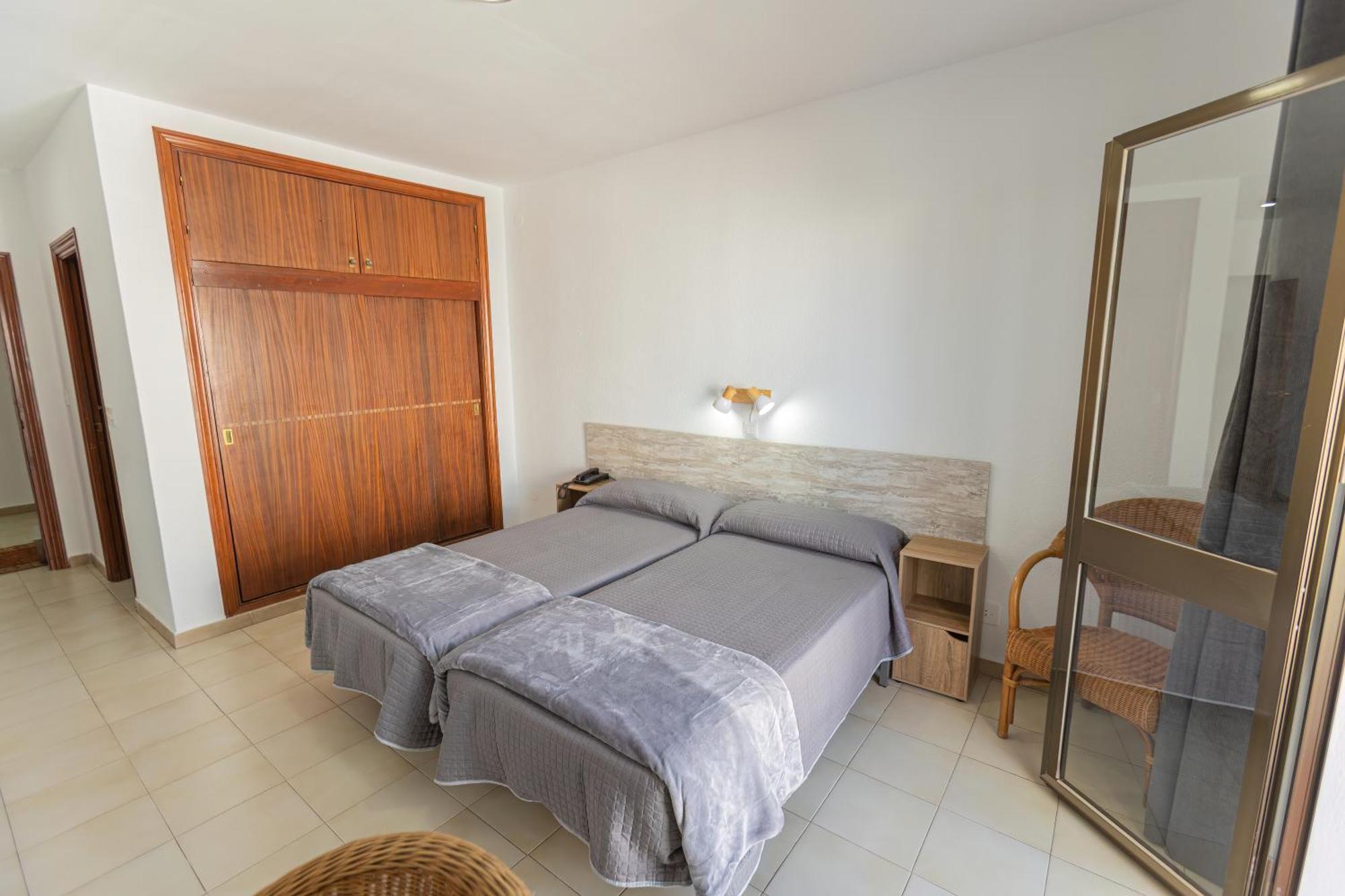 Hotel Tres Jotas Conil โกนิล เด ลาฟรอนเตรา ภายนอก รูปภาพ
