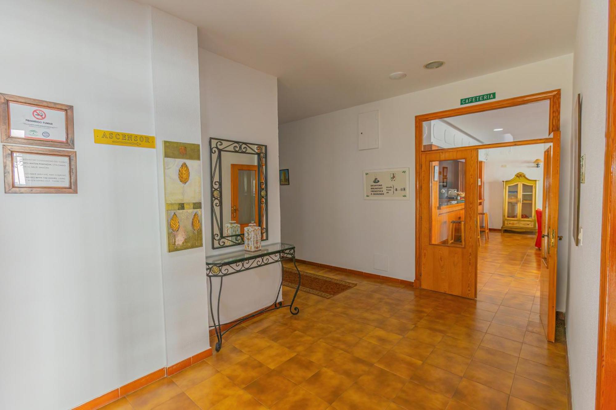 Hotel Tres Jotas Conil โกนิล เด ลาฟรอนเตรา ภายนอก รูปภาพ