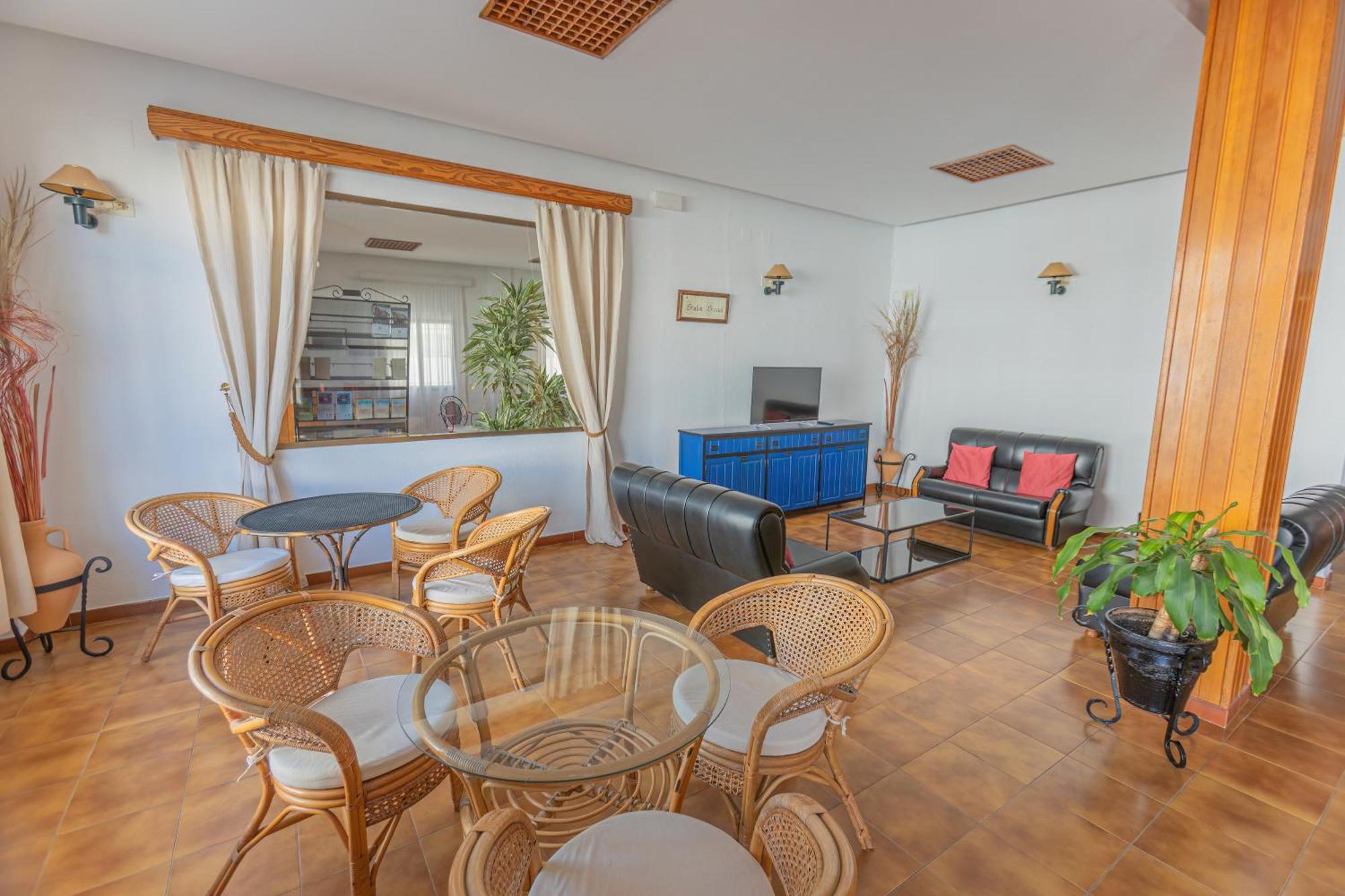 Hotel Tres Jotas Conil โกนิล เด ลาฟรอนเตรา ภายนอก รูปภาพ