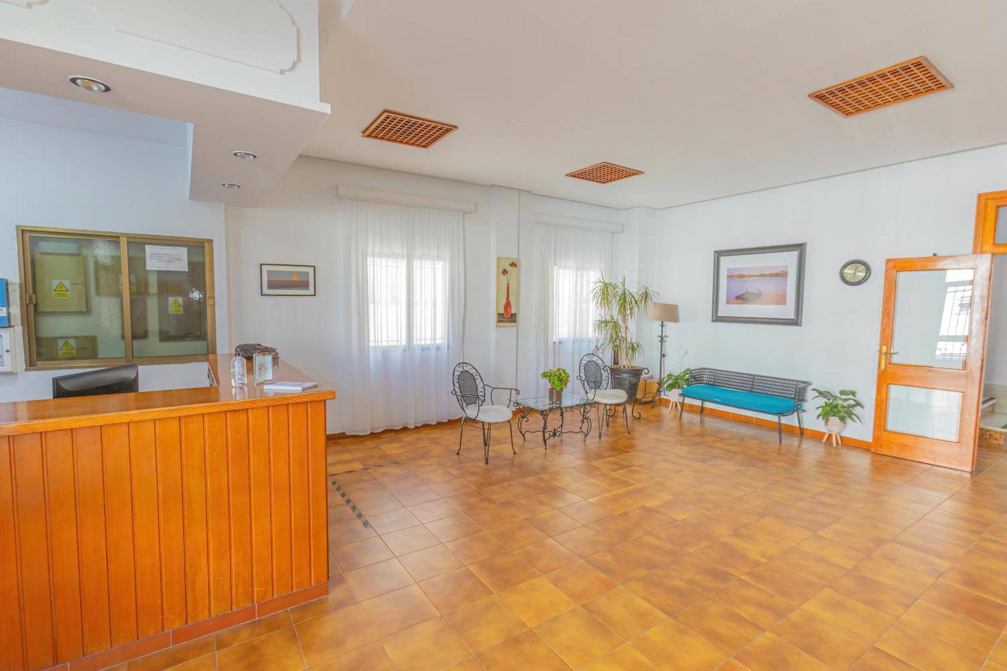 Hotel Tres Jotas Conil โกนิล เด ลาฟรอนเตรา ภายนอก รูปภาพ