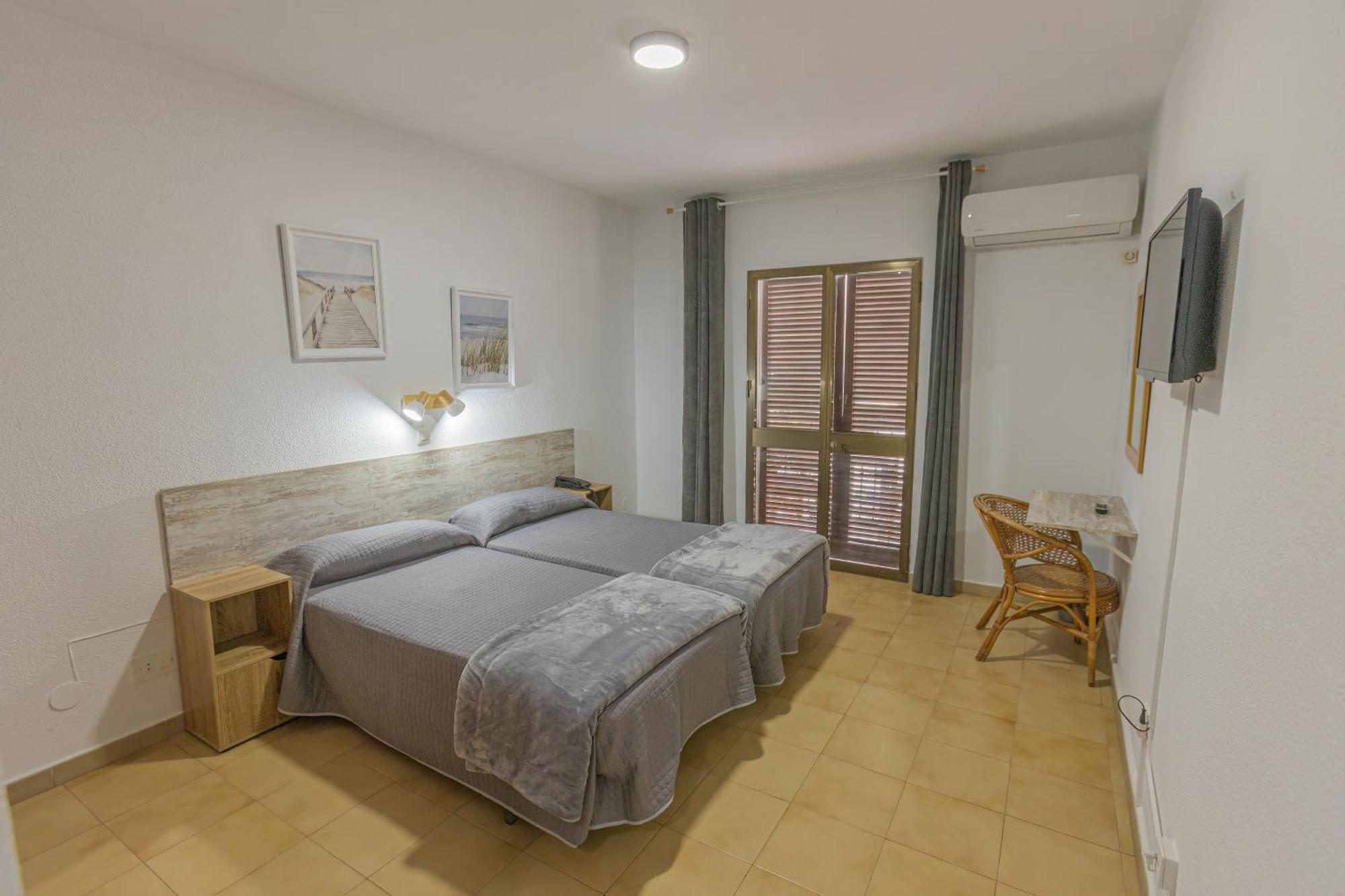 Hotel Tres Jotas Conil โกนิล เด ลาฟรอนเตรา ภายนอก รูปภาพ