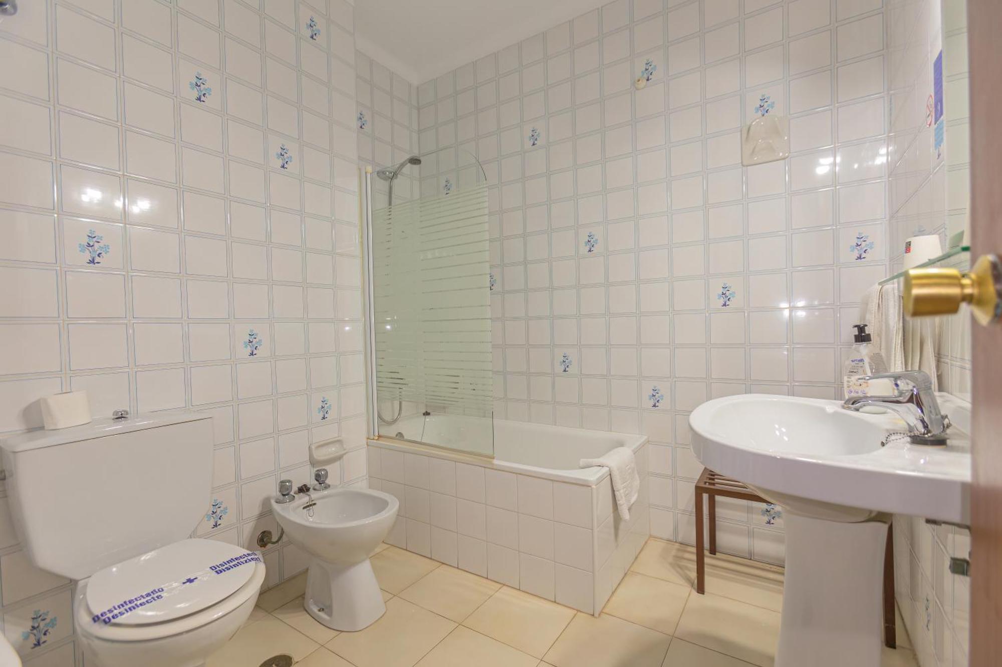 Hotel Tres Jotas Conil โกนิล เด ลาฟรอนเตรา ภายนอก รูปภาพ