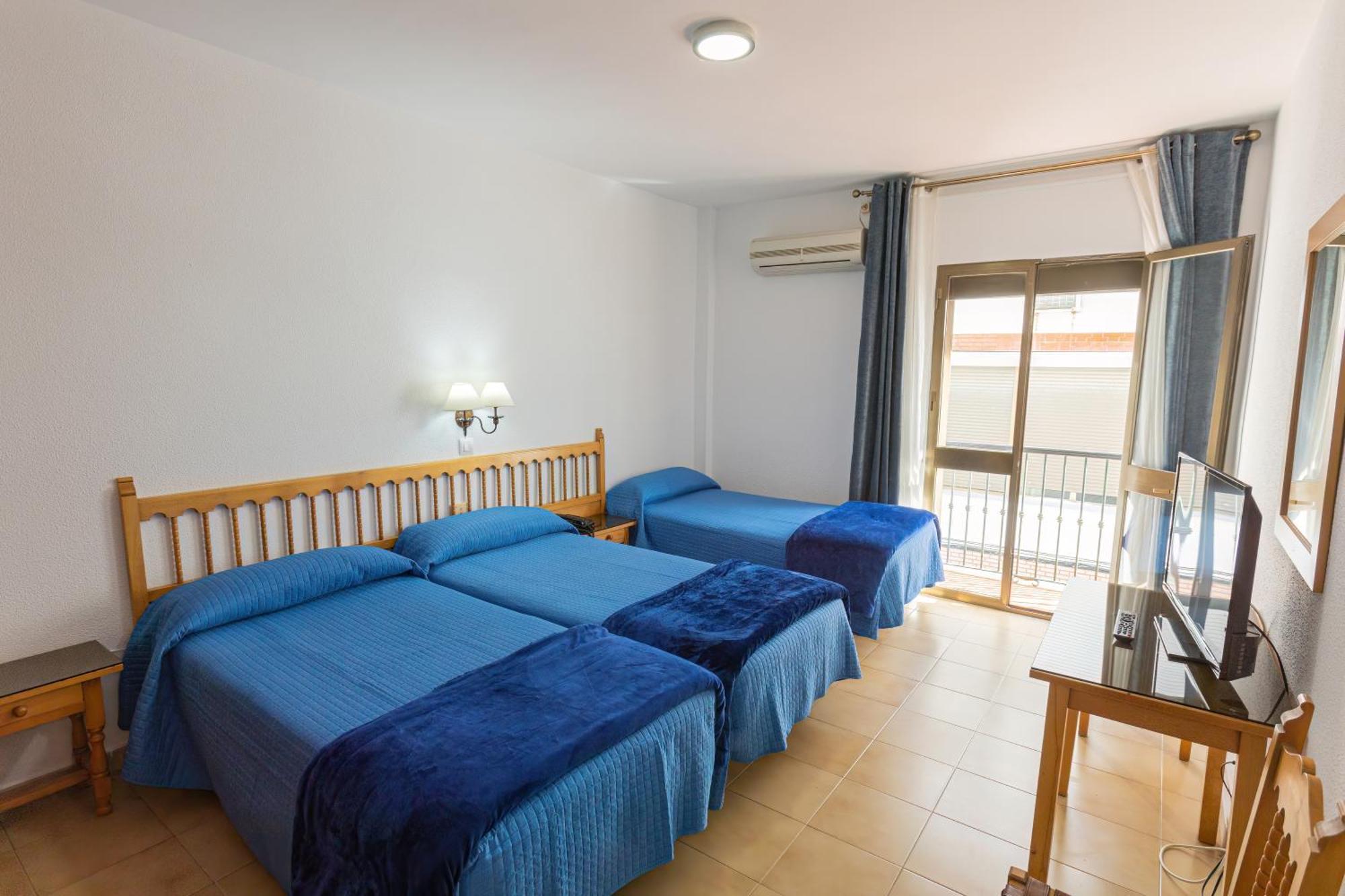 Hotel Tres Jotas Conil โกนิล เด ลาฟรอนเตรา ภายนอก รูปภาพ