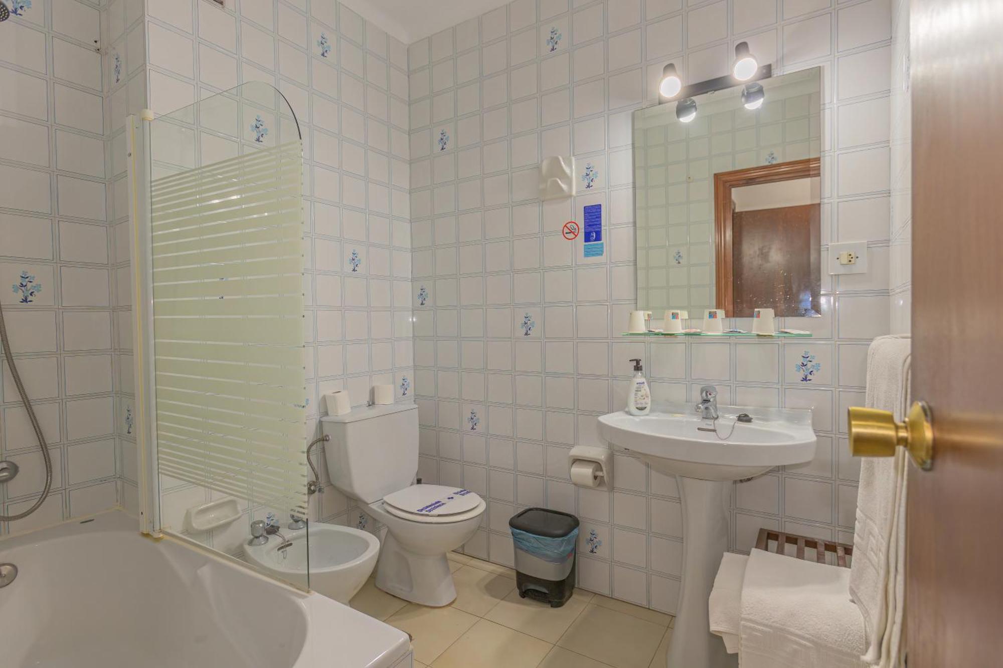 Hotel Tres Jotas Conil โกนิล เด ลาฟรอนเตรา ภายนอก รูปภาพ