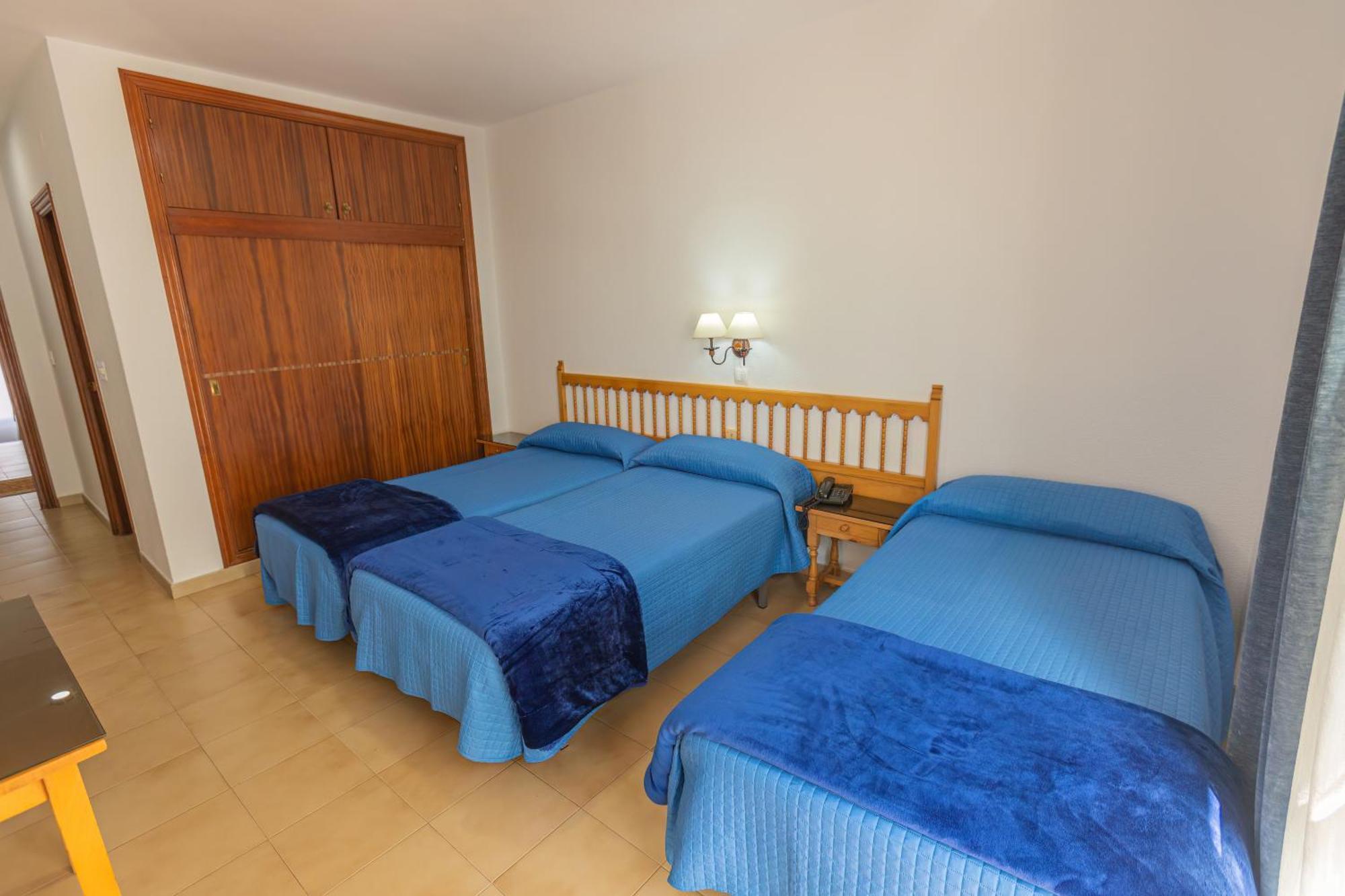 Hotel Tres Jotas Conil โกนิล เด ลาฟรอนเตรา ภายนอก รูปภาพ