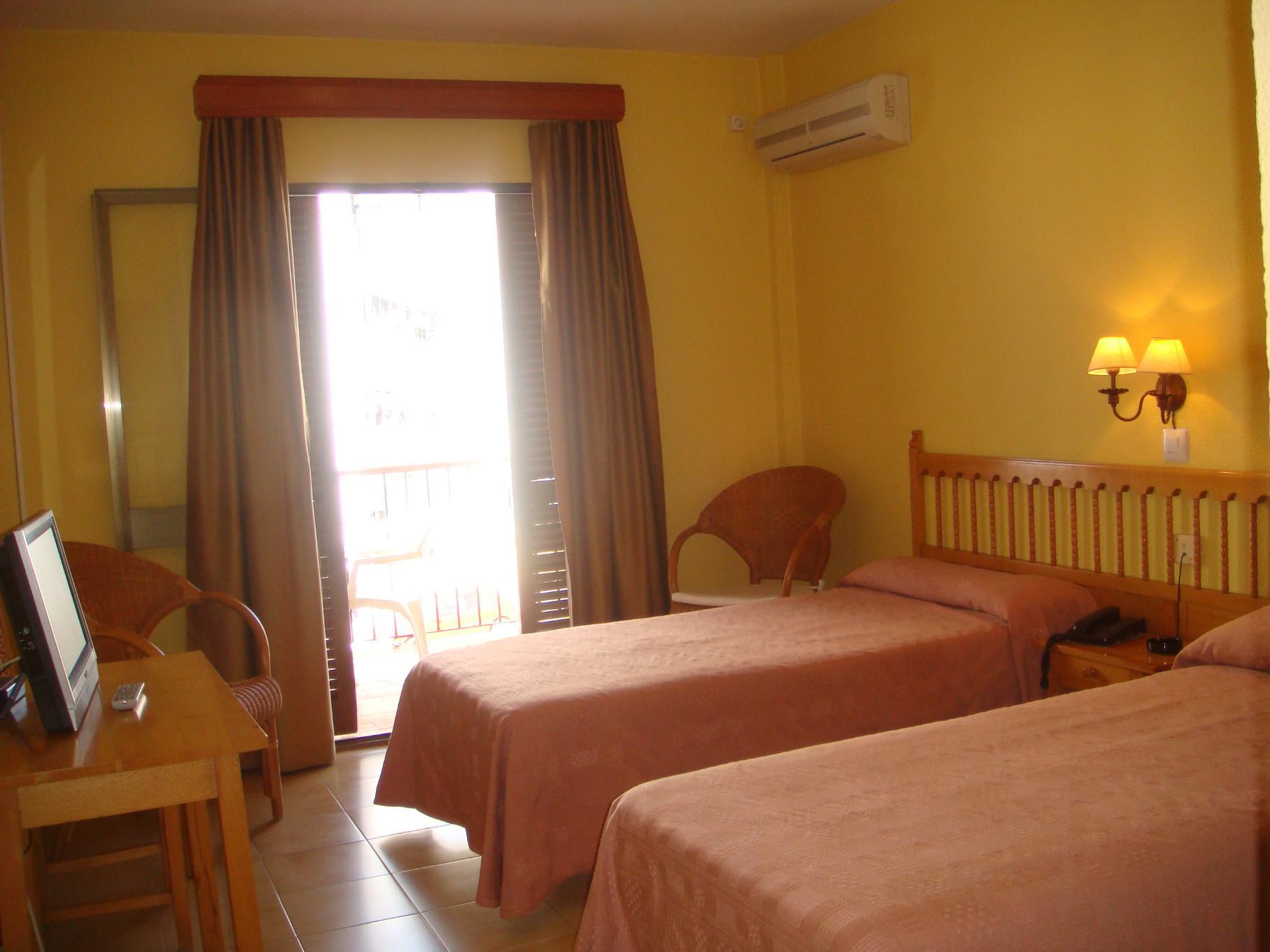 Hotel Tres Jotas Conil โกนิล เด ลาฟรอนเตรา ภายนอก รูปภาพ