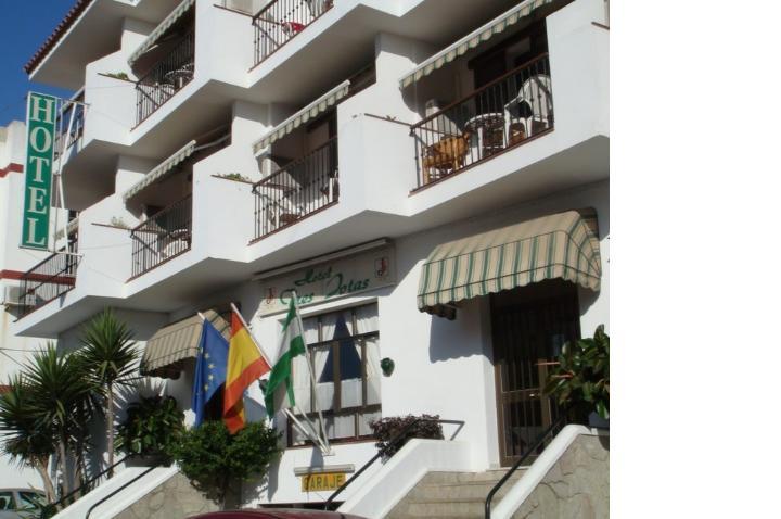 Hotel Tres Jotas Conil โกนิล เด ลาฟรอนเตรา ภายนอก รูปภาพ