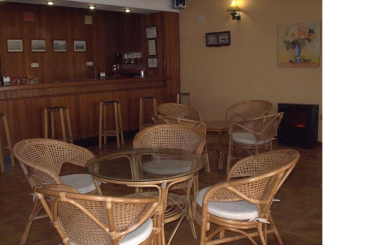 Hotel Tres Jotas Conil โกนิล เด ลาฟรอนเตรา ภายนอก รูปภาพ