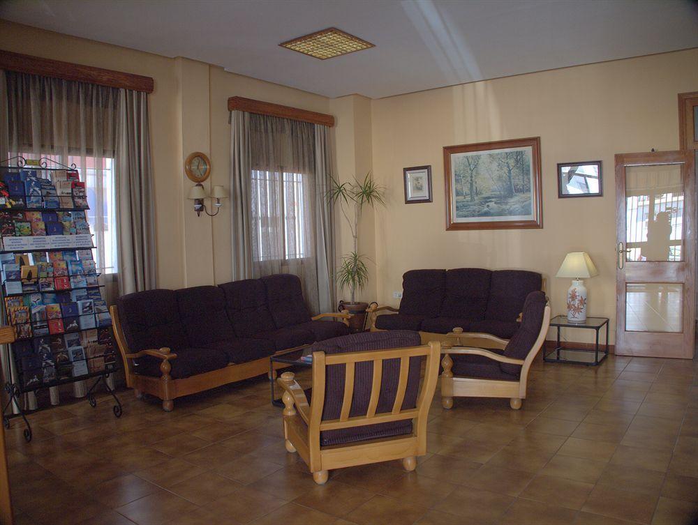 Hotel Tres Jotas Conil โกนิล เด ลาฟรอนเตรา ภายนอก รูปภาพ