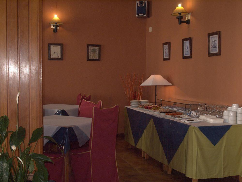 Hotel Tres Jotas Conil โกนิล เด ลาฟรอนเตรา ภายนอก รูปภาพ