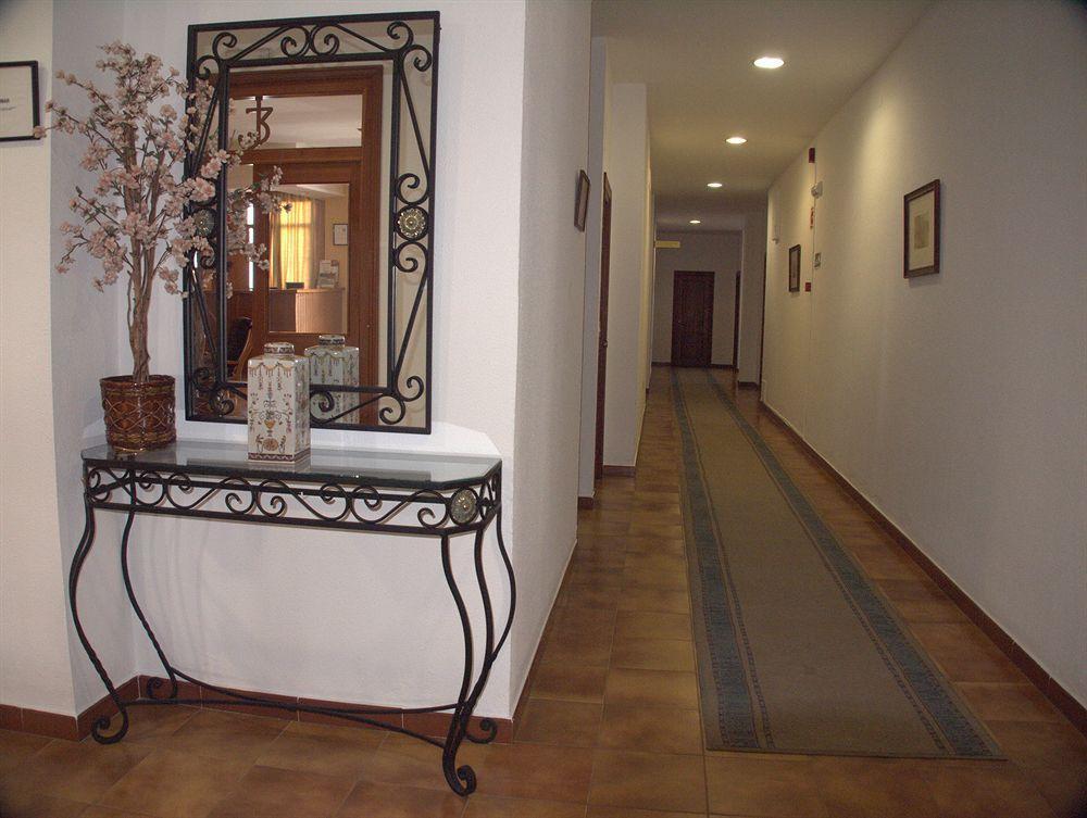 Hotel Tres Jotas Conil โกนิล เด ลาฟรอนเตรา ภายนอก รูปภาพ