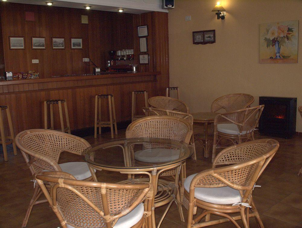 Hotel Tres Jotas Conil โกนิล เด ลาฟรอนเตรา ภายนอก รูปภาพ