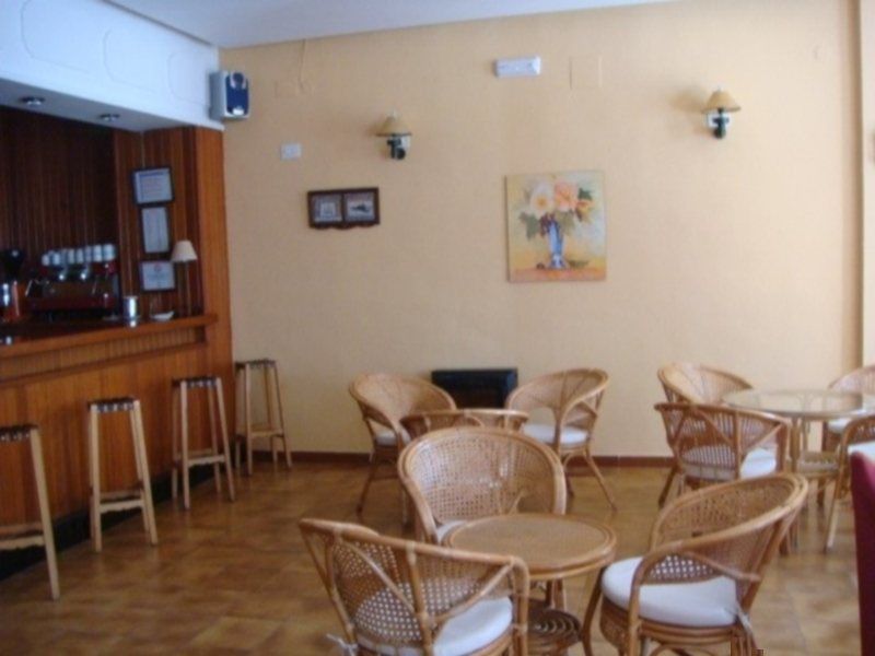 Hotel Tres Jotas Conil โกนิล เด ลาฟรอนเตรา ภายนอก รูปภาพ