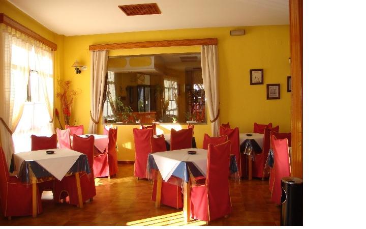 Hotel Tres Jotas Conil โกนิล เด ลาฟรอนเตรา ภายนอก รูปภาพ