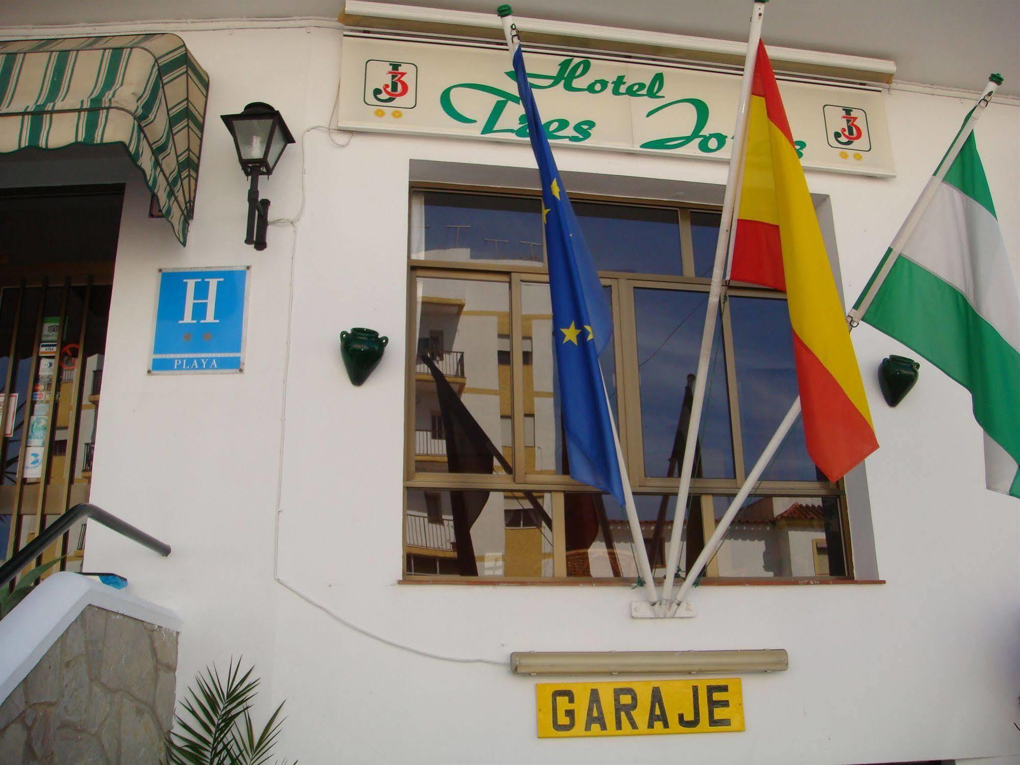 Hotel Tres Jotas Conil โกนิล เด ลาฟรอนเตรา ภายนอก รูปภาพ