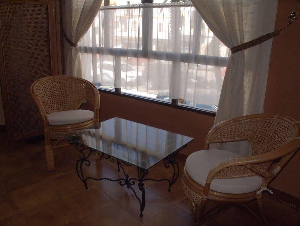 Hotel Tres Jotas Conil โกนิล เด ลาฟรอนเตรา ภายนอก รูปภาพ